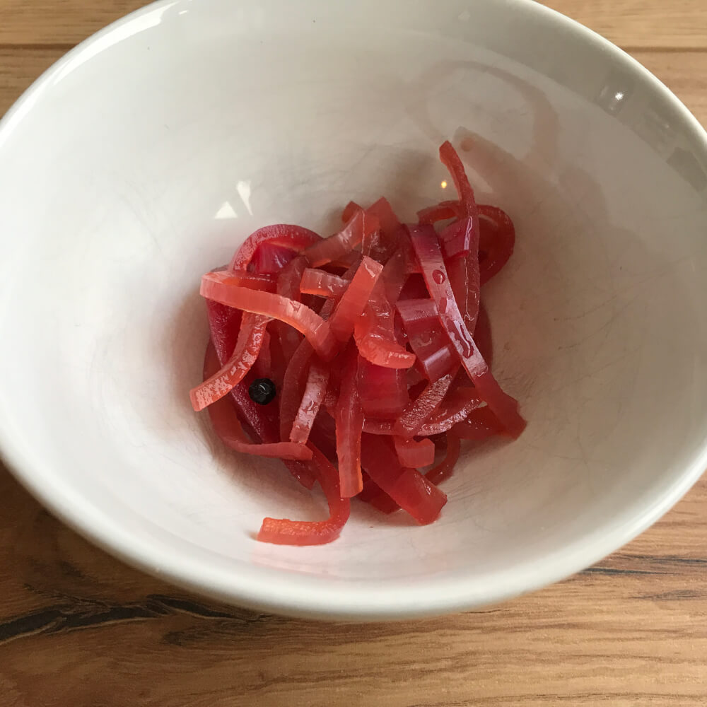 Eingelegte rote Zwiebeln (kurz aufgekocht), Teller - DIE HANSENS